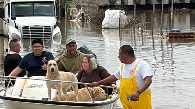 Atrapados por las lluvias, trabajadores y sus mascotas fueron rescatados en el Parque Industrial del Valle de Aguascalientes