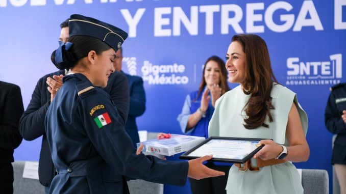 Gobernadora Tere Jiménez entrega nueva infraestructura educativa y Becas para impulsar el futuro de las y los jóvenes
