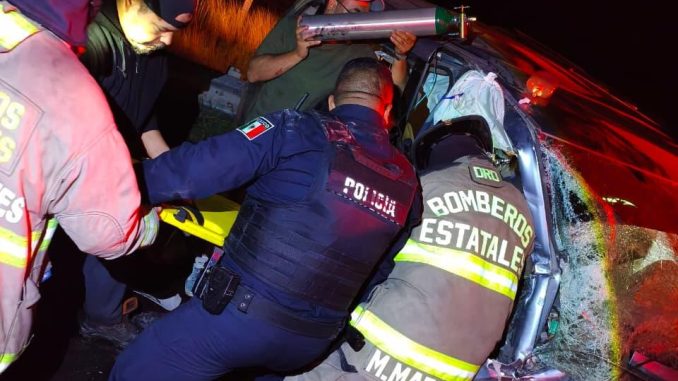 Bomberos del Estado rescatan a joven prensado en choque frontal en carretera federal 25