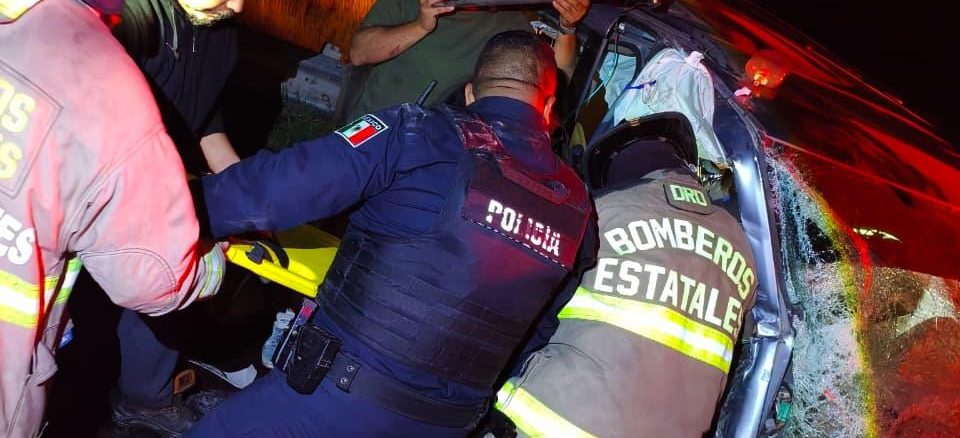 Bomberos del Estado rescatan a joven prensado en choque frontal en carretera federal 25