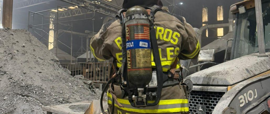 Bomberos Estatales sofocan el fuego de dos toneladas de rebaba de aluminio en una Empresa del PIVA