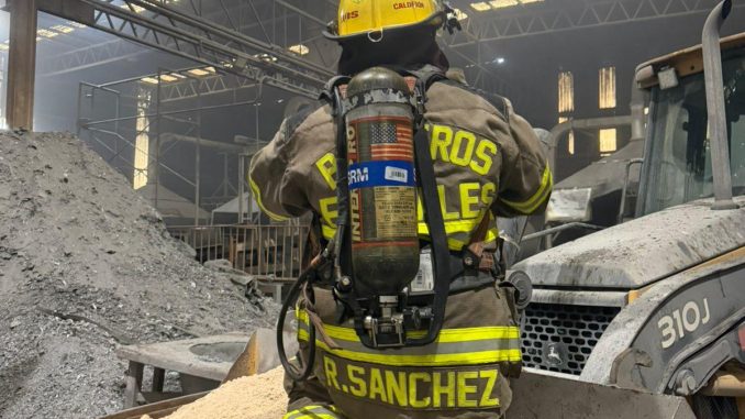 Bomberos Estatales sofocan el fuego de dos toneladas de rebaba de aluminio en una Empresa del PIVA