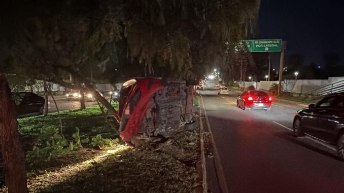 Policía Vial atiende volcadura sobre Av. Aguascalientes