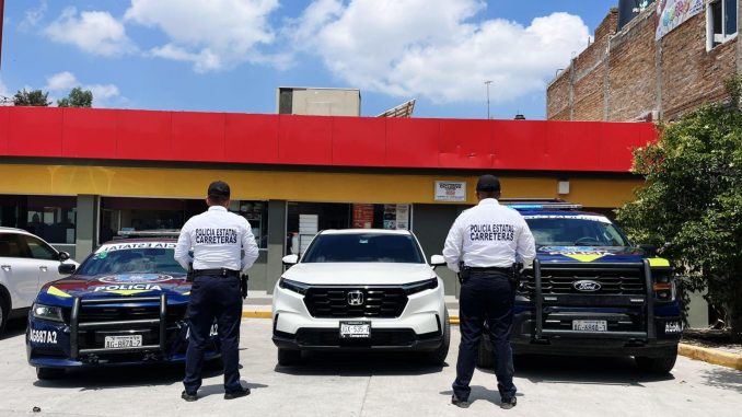 Policías Estatales de Carreteras recuperaron en Jesús María un vehículo que contaba con reporte de robo vigente en el Estado de Jalisco