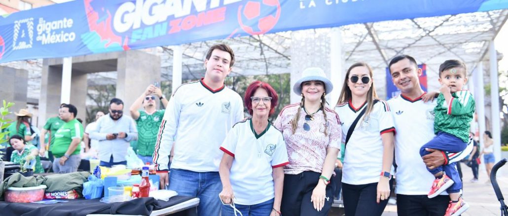 La pasión por el tricolor une a miles de familias en la Gigante Fan Zone de Plaza Patria