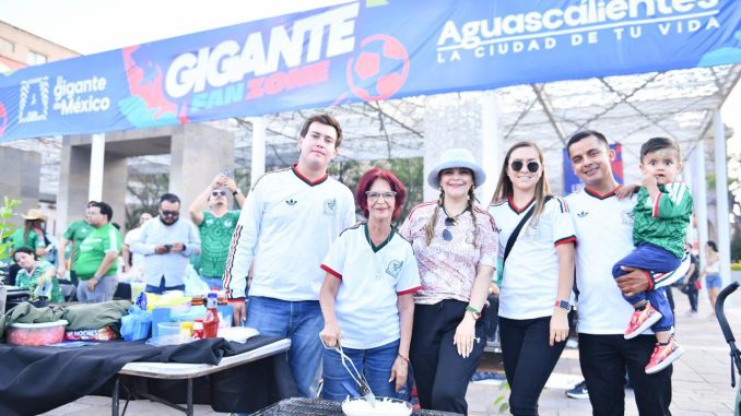 La pasión por el tricolor une a miles de familias en la Gigante Fan Zone de Plaza Patria
