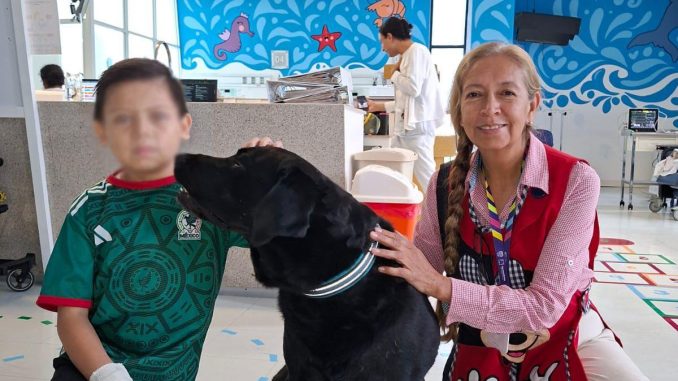 Obama, el perrito que lleva alegría a pequeños en tratamiento, Hoy visitó el Hospital Hidalgo
