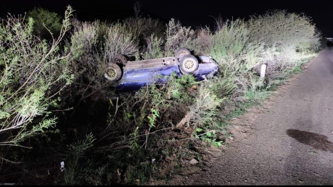 Policías Estatales de Carreteras atienden reporte de accidente tipo salida de camino y volcadura en Jesús María