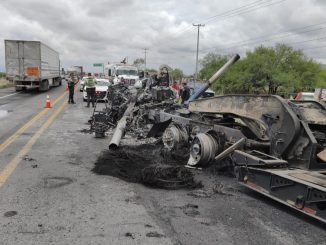 Bomberos del Estado sofocan las llamas que consumió un tractocamión en la carretera federal 45 norte en Cosío