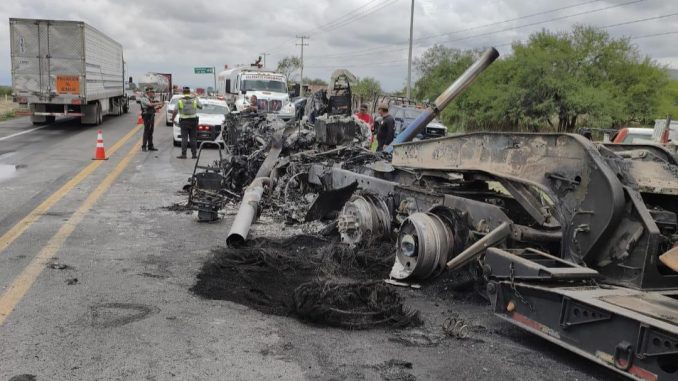 Bomberos del Estado sofocan las llamas que consumió un tractocamión en la carretera federal 45 norte en Cosío