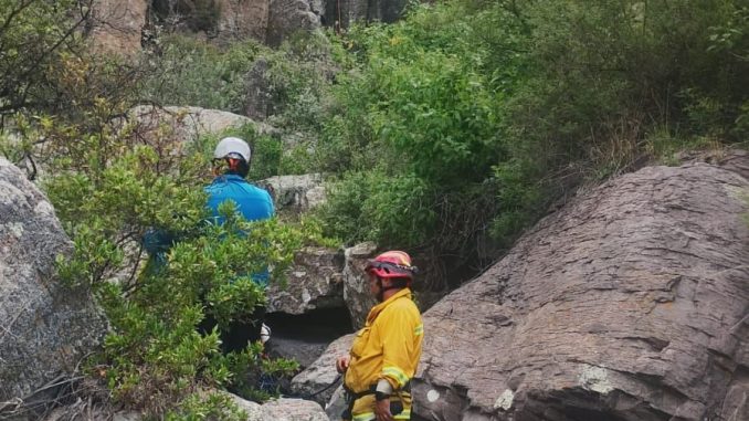 Bomberos del Estado en coordinación con Policías Estatales y Protección Civil del Municipio de San José de Gracia realizaron el rescate de una Mujer que practicaba rappel deportivo y cayó de un altura considerable