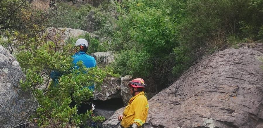 Bomberos del Estado en coordinación con Policías Estatales y Protección Civil del Municipio de San José de Gracia realizaron el rescate de una Mujer que practicaba rappel deportivo y cayó de un altura considerable