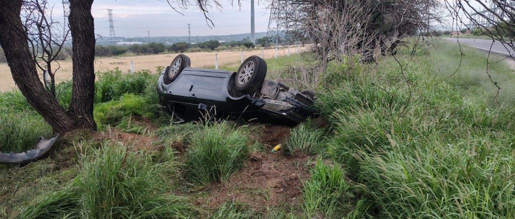 Policías Estatales de Carreteras atebndieron el reporte de accidente tipo salida de camino en el Municipio de SFR