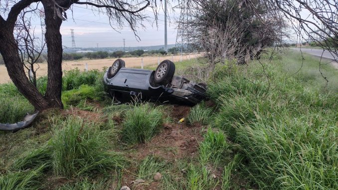 Policías Estatales de Carreteras atebndieron el reporte de accidente tipo salida de camino en el Municipio de SFR