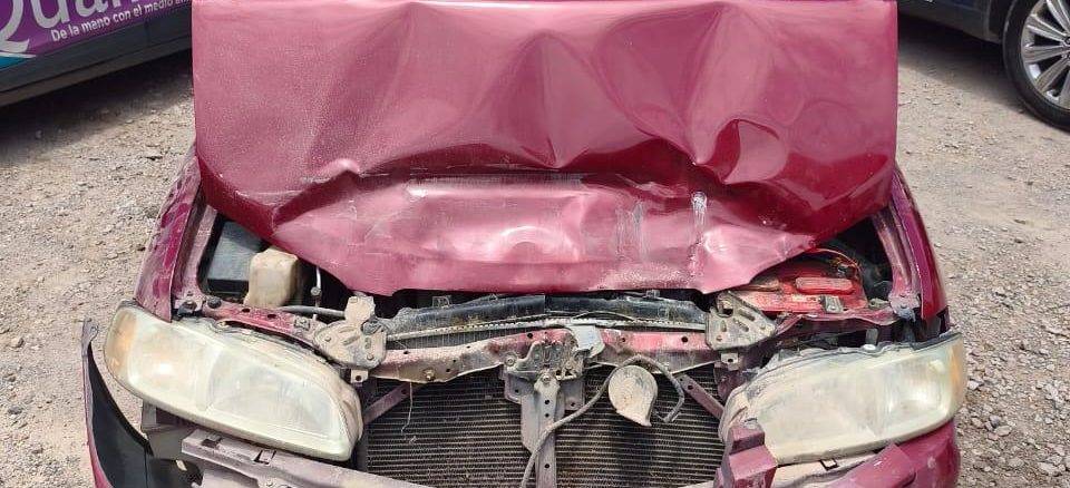 Policías Estatales atendieron el reporte de aparatoso choque que se registró en la carretera estatal 42