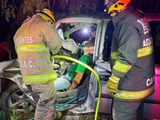 Bomberos del Estado liberaron a una persona que se encontraba prensada tras impactar su vehículo contra un árbol, los hechos en el Municipio de Tepezalá