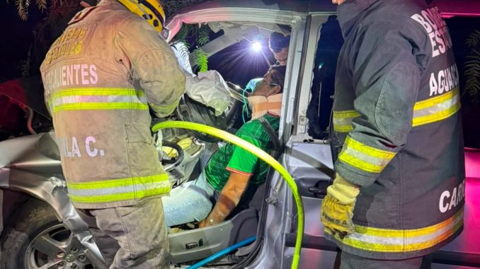 Bomberos del Estado liberaron a una persona que se encontraba prensada tras impactar su vehículo contra un árbol, los hechos en el Municipio de Tepezalá