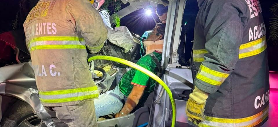 Bomberos del Estado liberaron a una persona que se encontraba prensada tras impactar su vehículo contra un árbol, los hechos en el Municipio de Tepezalá