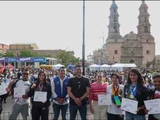 Encabeza Leo Montañez tarde de jóvenes en la Fan Zone de Plaza Patria