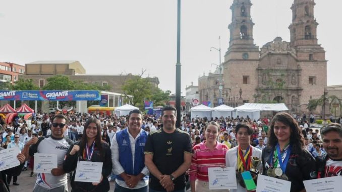 Encabeza Leo Montañez tarde de jóvenes en la Fan Zone de Plaza Patria
