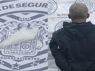 Uniformados de la Policía Metropolitana detienen a sujeto en el fraccionamiento La Ribera, con un envoltorio que contenía sustancia granulada