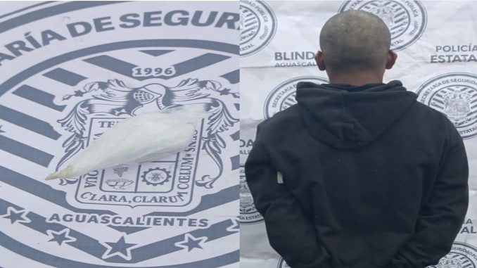 Uniformados de la Policía Metropolitana detienen a sujeto en el fraccionamiento La Ribera, con un envoltorio que contenía sustancia granulada