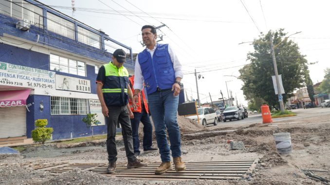 Supervisa Leo Montañez pavimentación de alta durabilidad y resistencia en la Av. José H. Escobedo