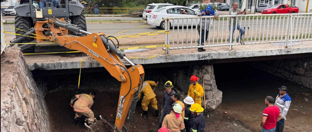 Intensifica Municipio limpieza y desazolve en el Arroyo de la Hacienda en la colonia Constitución