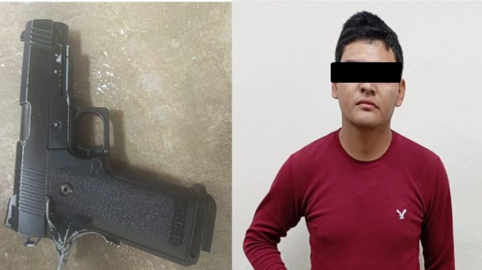 Sujeto que amenazó con una réplica de plástico de arma de fuego corta a varias personas en un bar, fue detenido por Policías del Mando Coordinado en Pabellón de Arteaga