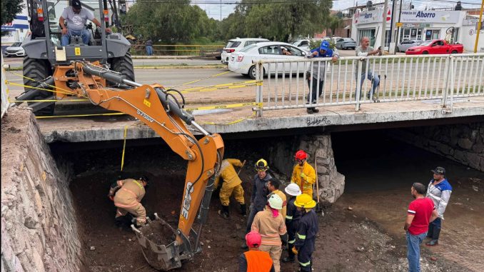 Intensifica Municipio limpieza y desazolve en el Arroyo de la Hacienda en la colonia Constitución
