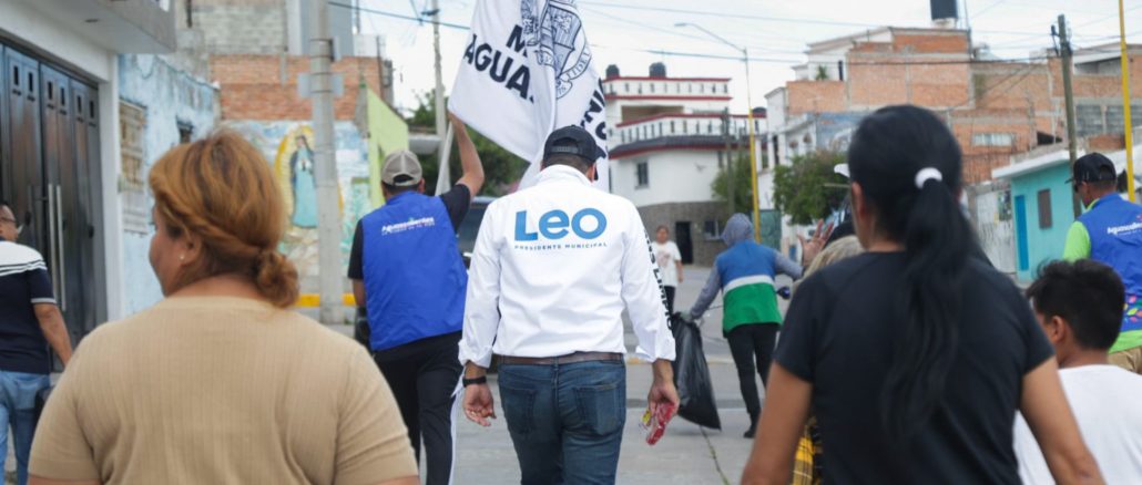 Visita Leo Montañez el Palomino Dena para escuchar a los vecinos y comerciantes