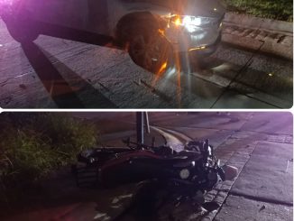 Policía Vial atiende choque entre motocicleta y automóvil en el fraccionamiento La Rioja
