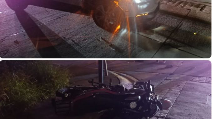 Policía Vial atiende choque entre motocicleta y automóvil en el fraccionamiento La Rioja