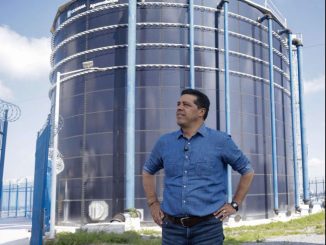 Renueva Leo Montañez red de agua potable en beneficio de habitantes del fraccionamiento J. Guadalupe Peralta