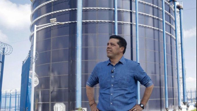 Renueva Leo Montañez red de agua potable en beneficio de habitantes del fraccionamiento J. Guadalupe Peralta