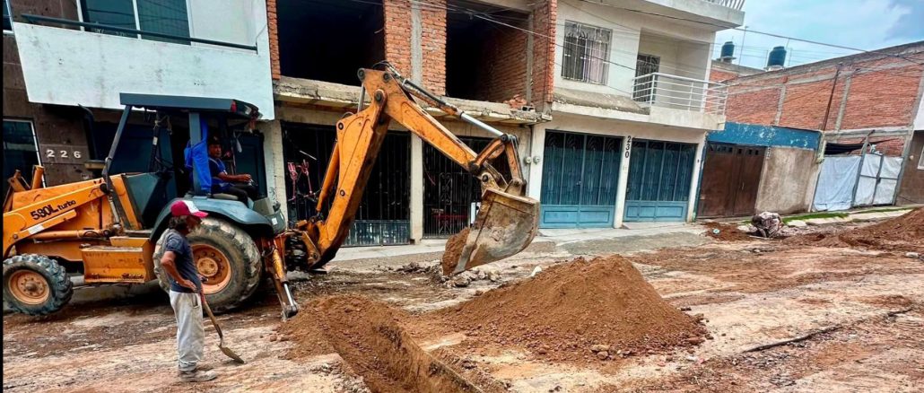 Renueva Leo Montañez red de agua potable en beneficio de habitantes del fraccionamiento J. Guadalupe Peralta Gámez