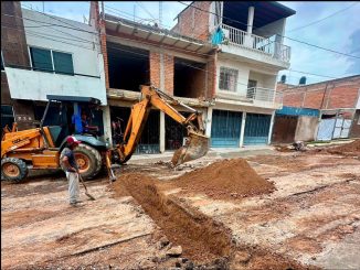 Renueva Leo Montañez red de agua potable en beneficio de habitantes del fraccionamiento J. Guadalupe Peralta Gámez
