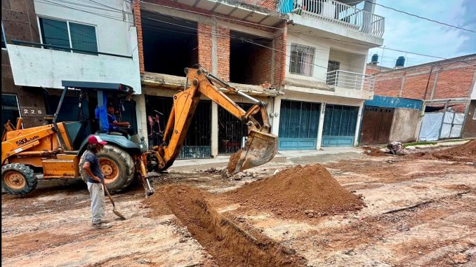 Renueva Leo Montañez red de agua potable en beneficio de habitantes del fraccionamiento J. Guadalupe Peralta Gámez