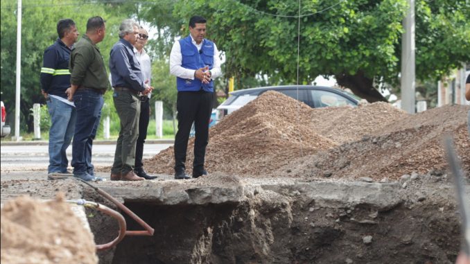 Revisa Leo Montañez rehabilitación de colector sanitario en la colonia Héroes