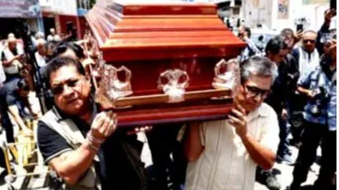'¡Justicia, justicia …!' Dan el último adiós al periodista Alejandro Leyva asesinado en Oaxaca