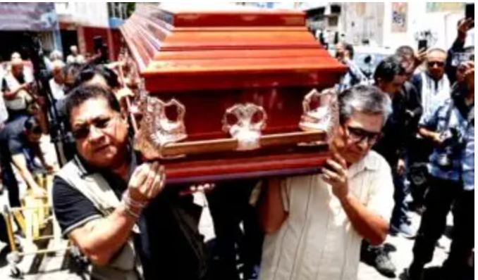 '¡Justicia, justicia …!' Dan el último adiós al periodista Alejandro Leyva asesinado en Oaxaca