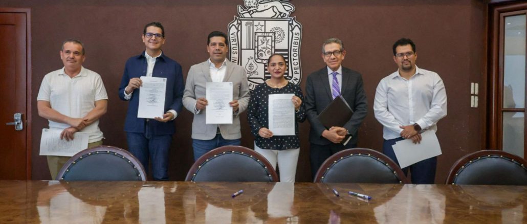 Firma Leo Montañez escrituras para mejores espacios públicos e infraestructura en beneficio de la ciudadanía