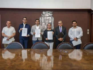 Firma Leo Montañez escrituras para mejores espacios públicos e infraestructura en beneficio de la ciudadanía