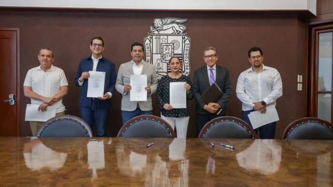 Firma Leo Montañez escrituras para mejores espacios públicos e infraestructura en beneficio de la ciudadanía