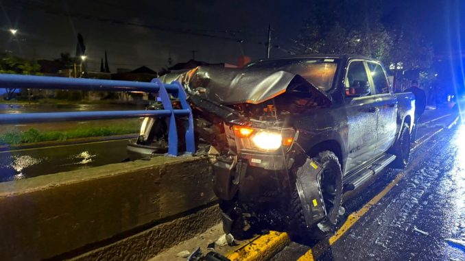 Policía Vial atiende choque contra barrera de concreto de paso a desnivel en Av. Aguascalientes