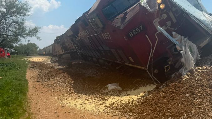Policías Estatales, Mando Coordinado y Bomberos del Estado intervienen en un accidente contra el tren que se registró en el Municipio de Asientos