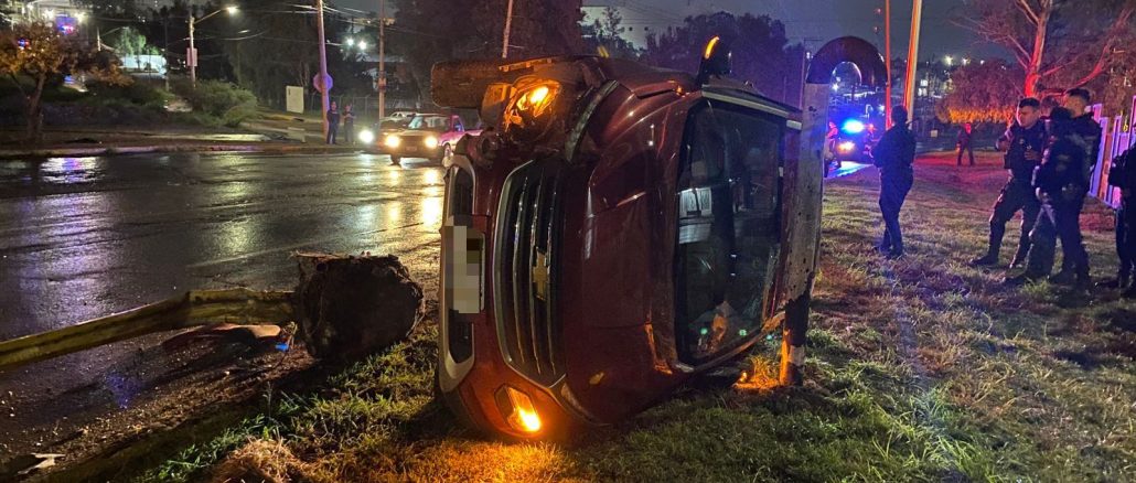 Policía Vial atiende choque contra objeto fijo con posterior volcadura en Av. Aguascalientes