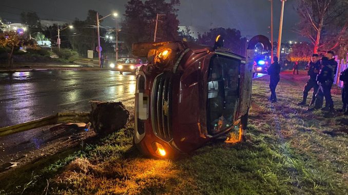 Policía Vial atiende choque contra objeto fijo con posterior volcadura en Av. Aguascalientes