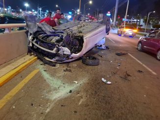 Policía Vial atiende choque contra objeto fijo y volcadura en Boulevar a Zacatecas