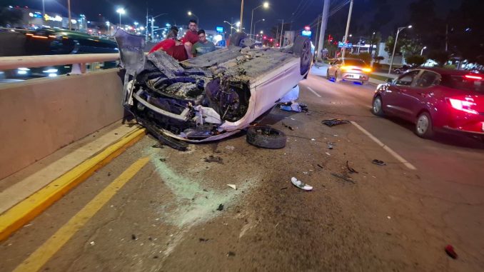 Policía Vial atiende choque contra objeto fijo y volcadura en Boulevar a Zacatecas